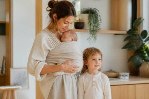 découvrez jusqu'à quel âge privilégier le portage physiologique, les raisons d'arrêter et comment accompagner votre enfant dans cette transition pour un confort optimal.