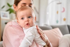 découvrez pourquoi le hoquet survient si souvent chez le bébé et les méthodes efficaces pour le calmer rapidement et en toute sécurité.