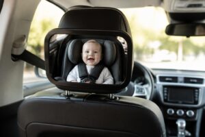découvrez comment choisir le miroir voiture bébé idéal pour surveiller votre enfant en toute sécurité lors de vos trajets. guide complet des modèles adaptés à vos besoins.