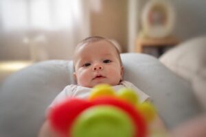 découvrez ce que voit réellement votre bébé de 2 mois et comment sa vision se développe à cet âge crucial pour son éveil et son apprentissage.