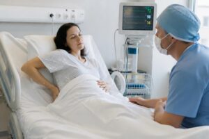 découvrez les effets secondaires courants de la rachianesthésie après un accouchement et apprenez à les reconnaître pour mieux les gérer.