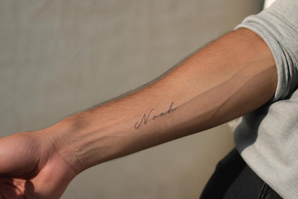 découvrez des modèles de tatouages prénom pour avant-bras homme, alliant discrétion et personnalisation pour un style unique et élégant.